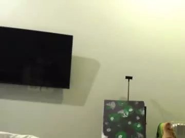 Freechat krisskissshow on Chaturbate