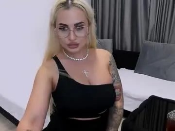Freechat lovelyblondyxxx on Chaturbate