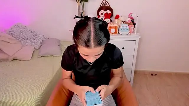 Freechat Adriennesexxx on StripChat