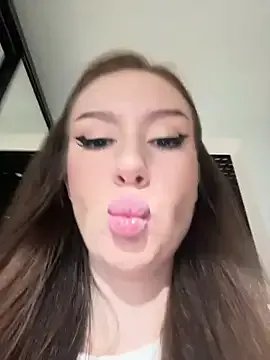 Freechat DianaGlow on StripChat