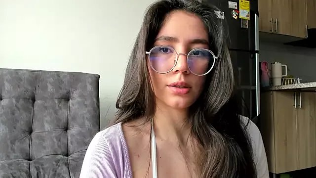 Freechat emmadiaz1 on StripChat