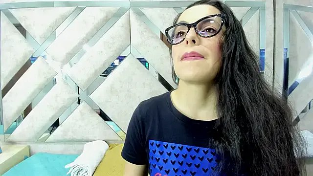 Freechat IsisNoir on StripChat