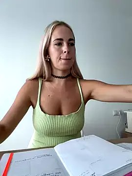 Freechat streetdoll on StripChat