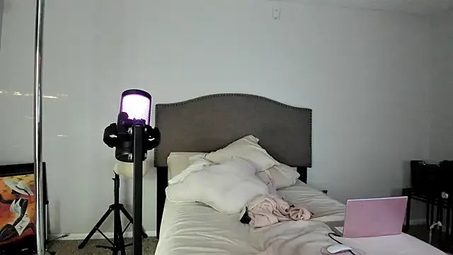 Freechat yiauana on StripChat